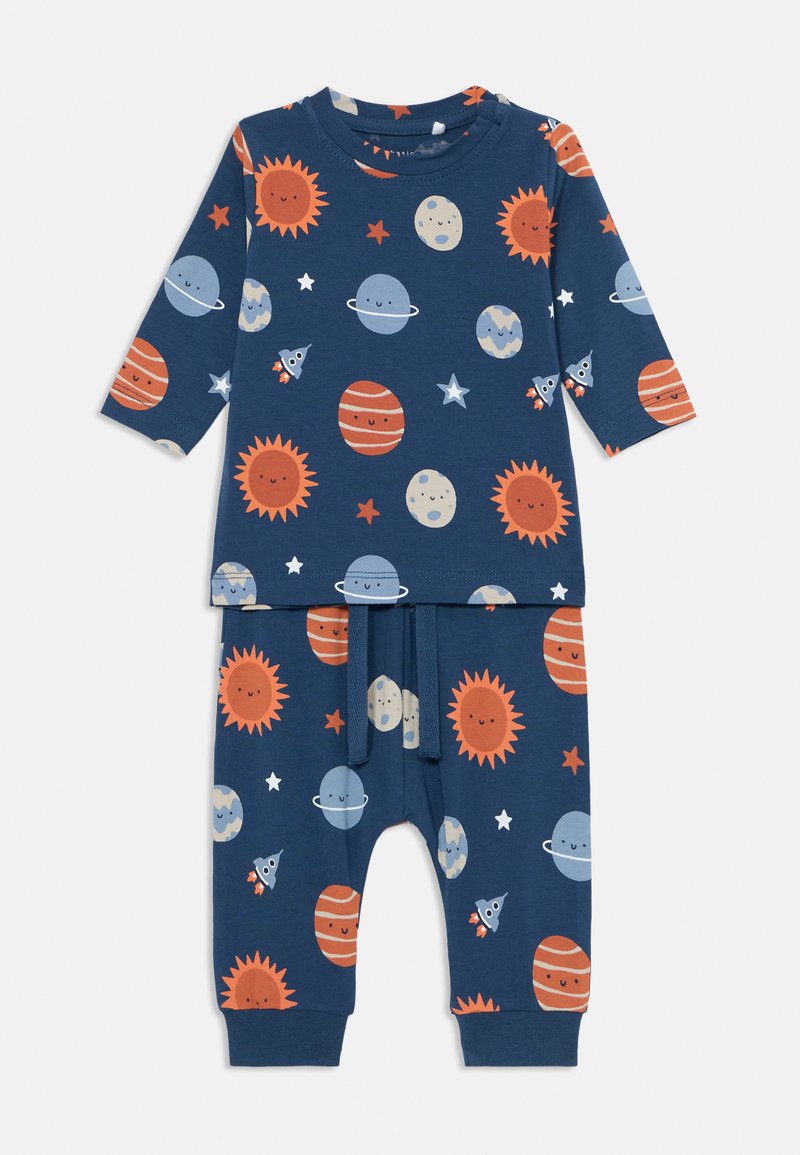 Barns marinblå tvådelade pyjamaser med mönster av leende sol, planeter, stjärnor och rymdraketer i orange, ljusblått och beige.