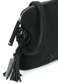 Borsa a tracolla in pelle nera con texture perforata, dotata di una cerniera argentata, dettaglio con frange e una tracolla piatta per il trasporto.