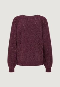 Maglione lavorato a maglia bordeaux con un motivo a zigzag testurizzato, collo rotondo e maniche lunghe leggermente gonfie. Materiale morbido e testurizzato.