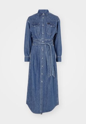 Abito camicia in denim con maniche lunghe, chiusura frontale a bottoni, due tasche sul petto, vita con cintura e orlo curvato; lavaggio blu medio con leggera sbiaditura.