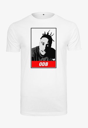 T-shirt blanc avec un portrait stylisé en noir et blanc d'un homme aux cheveux en piques, au-dessus d'un bloc rouge portant l'inscription "ODB".
