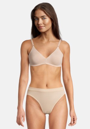 Reggiseno beige chiaro e slip abbinati, realizzati in tessuto liscio ed elastico. Il reggiseno presenta spalline sottili e un design a V. Semplice e senza cuciture.