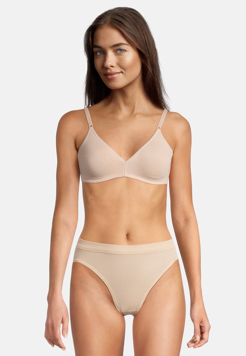 Reggiseno beige chiaro e slip abbinati, realizzati in tessuto liscio ed elastico. Il reggiseno presenta spalline sottili e un design a V. Semplice e senza cuciture.