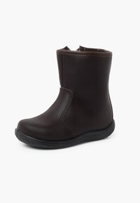 Stivale alla caviglia in pelle marrone con punta arrotondata, texture liscia e dettagli di cucitura a contrasto. Presenta una cerniera laterale per una facile vestibilità.