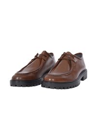 Scarpe in pelle marrone con finitura liscia, punta arrotondata e suola in gomma nera dotata di battistrada robusto. Include lacci e cuciture decorative.
