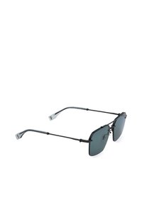 Lunettes de soleil à monture métallique noire avec branches fines et verres carrés teintés foncés présentées sur fond blanc.