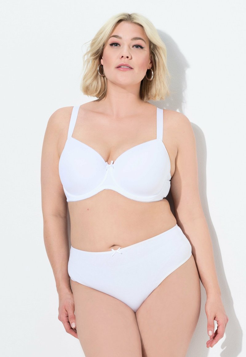 Witte bh en bijpassende hoge slip gemaakt van gladde stof; heeft een strikdetail in het midden en op de tailleband, met verstelbare bandjes.