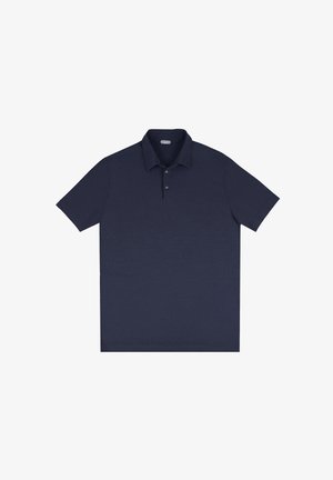 Polo de color azul marino hecho de tela suave; de manga corta, con cuello puntiagudo, tapeta de tres botones y bajo recto. Diseño clásico.
