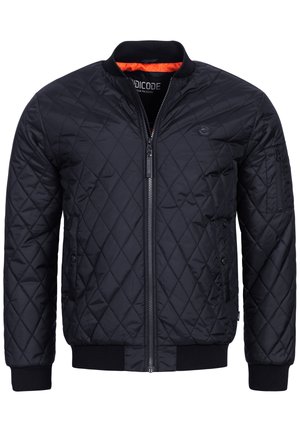 Veste bomber matelassée noire avec fermeture éclair à l'avant, poignets et col côtelés. Dispose de poches latérales et d'un détail de logo sur la poitrine. Doublée en orange.