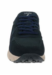 Sneaker in suede blu navy con lacci neri, linguetta imbottita e suola in gomma beige con un motivo di presa testurizzato. Logo CallagHan visibile.