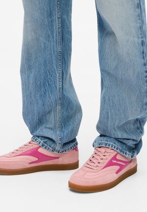 Roze suède sneakers met een gladde rubberen zool, met een contrasterende magenta accent en een klassiek vetersluiting ontwerp. Draag met lichtblauwe spijkerbroek.