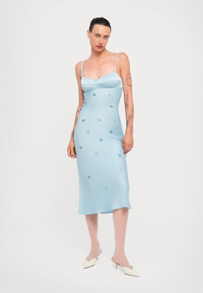 Vestido de satén azul claro con corsé ajustado y tirantes finos. Presenta pequeñas joyas decorativas y un dobladillo recto, de longitud a mitad de pantorrilla.