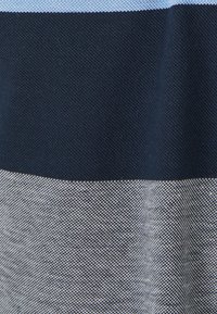 Tessuto a righe con texture blu navy, azzurro chiaro e grigio in bande orizzontali, caratterizzato da una fine trama testurizzata.