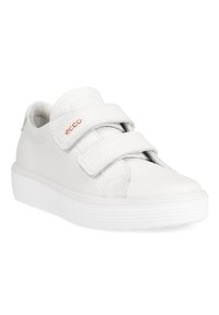 Sneaker bianche in pelle con finitura testurizzata, dotate di due cinturini in velcro regolabili e suola piatta in gomma. Logo del marchio in arancione.