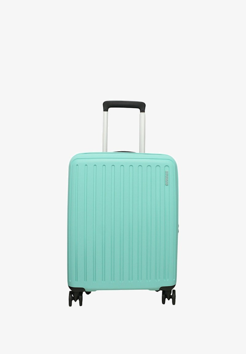 Valigia rigida di colore verde menta con righe verticali, manico retrattile e quattro ruote nere per una mobilità fluida.