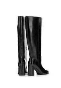 Czarne skórzane botki za kolano z połyskującym wykończeniem, kwadratowymi obcasami i zamkiem z boku. Charakteryzują się pionowym przeszyciem i gładką fakturą.