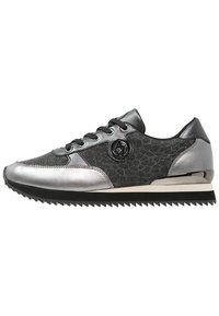 Sportiga sneakers med en blandning av blanka silver- och texturerade grå material, runt logotypaccent och en svart gummisula med zigzag-mönster.