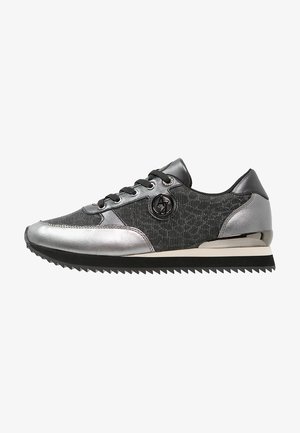 Sneaker sportiva caratterizzata da un mix di materiali grigio testurizzato e argento lucido, con un accento di logo rotondo e una suola in gomma nera a zig-zag.