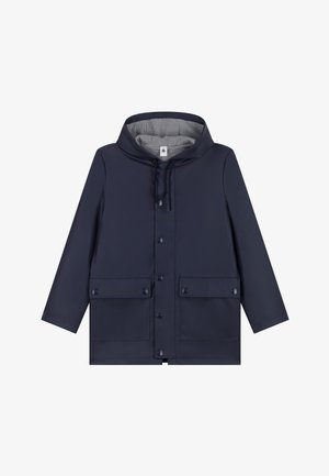Veste imperméable marine avec capuche, boutons-pression à l'avant, deux grandes poches avant et doublure intérieure rayée. Texture lisse.