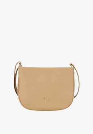 Bežna usnjena torba za ramo z gladko teksturo, okroglo obliko, nastavljivim trakom in zlatim logotipom na sprednji strani.