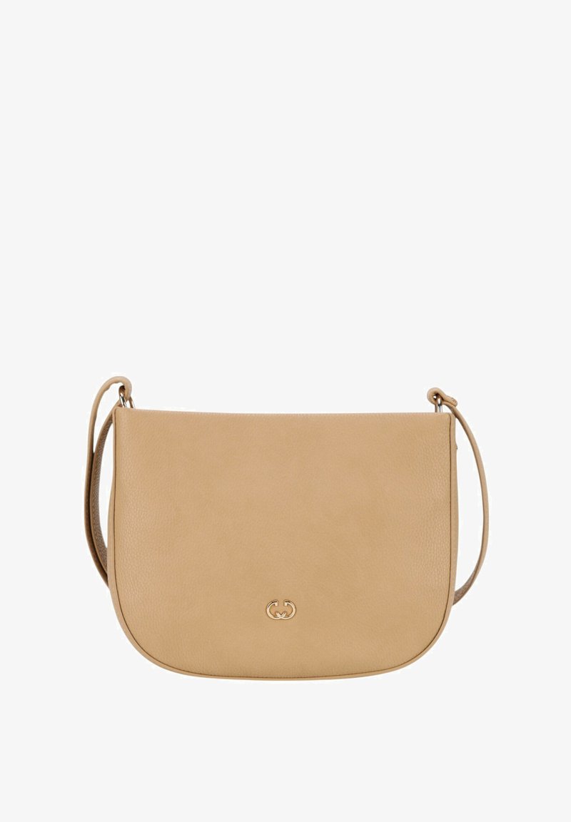 Beige kožená kabelka přes rameno s hladkým povrchem, zaobleným tvarem, nastavitelným popruhem a zlatým logem na přední straně.