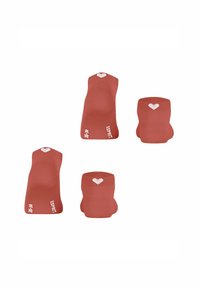 Chaussettes de cheville rouges en tissu doux, avec un design de cœur blanc sur le revers et le logo de la marque "ESPRIT" sur le côté.