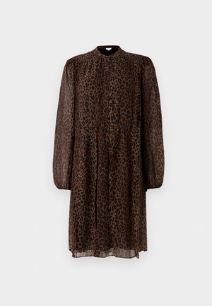 Pitkähihaista ruskeaa ja mustaa leopardikuosisista mekkoa, jossa on napit edessä ja laskoshame vyötäröllä, valmistettu läpinäkyvästä kankaasta.