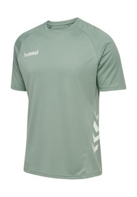 Hellgrünes Sportshirt mit kurzen Ärmeln und Rundhalsausschnitt, weißes "hummel"-Logo auf der Brust und weiße Chevron-Streifen an der Seite.