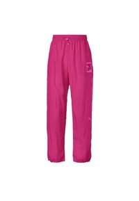 Joggers ligeros en color rosa, con tejido arrugado, cintura elástica y tobillos ajustados. Presenta un pequeño parche de logo en el muslo izquierdo.