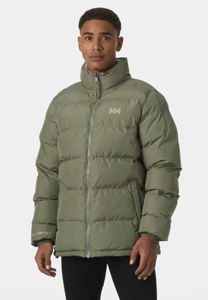 Groene pufferjack met ritssluiting, gewatteerd ontwerp, hoge kraag en logo op de borst. Bevat elastische manchetten en zijzakken.