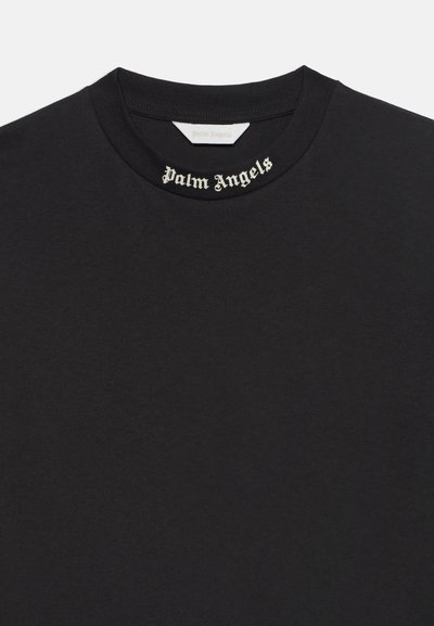 Μαύρο T-shirt με στρογγυλή λαιμόκοψη και λευκό κείμενο "Palm Angels" στην εσωτερική πλευρά του μπροστινού λαιμού κάτω από την ετικέτα της λαιμόκοψης.