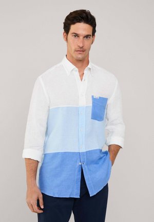 Camicia leggera in lino con strisce orizzontali bianche e azzurre. Presenta una tasca sul petto, design con bottoni e maniche arrotolate.