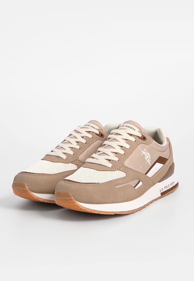Bruine en beige sneakers met een bovenwerk van suede en mesh, voorzien van een witte tussenzool, contrasterende accenten en een rubberen buitenzool.