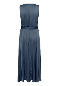 Robe longue sans manches en satin bleu foncé. Présente une taille cintrée avec une ceinture assortie et une silhouette fluide.