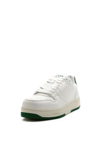 Sneaker in pelle bianca con accenti verdi sul tallone e sulla suola. Presenta perforazioni sulla punta e dettagli del marchio sul lato e sulla linguetta.