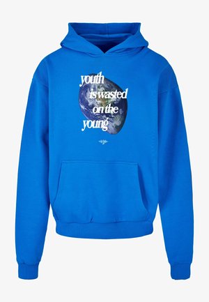 Hoodie bleu vif avec une poche avant. Présente un texte blanc indiquant "la jeunesse est gaspillée sur les jeunes" et un graphique de la Terre. Matériau en coton.