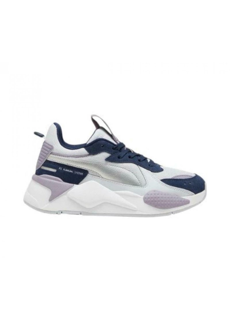Baskets de sport présentant une combinaison de matériaux bleu marine, gris clair et lavande. Textures en mesh et en daim avec une semelle et des accents proéminents.