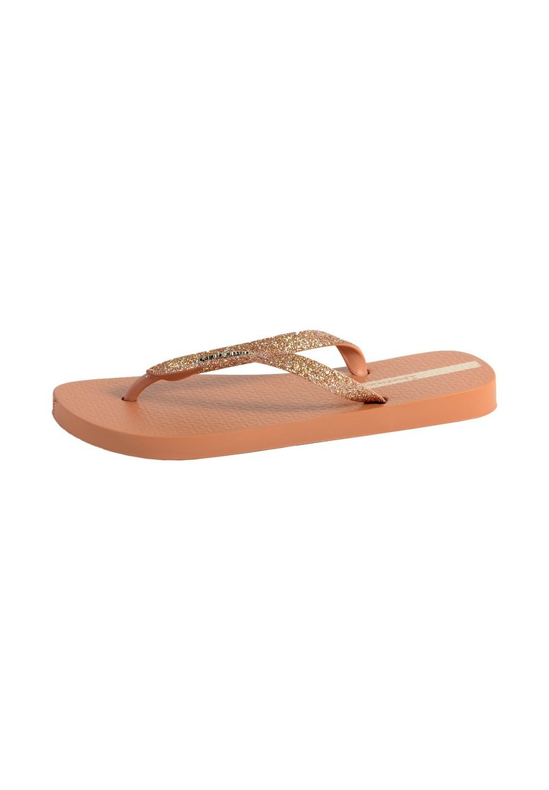 Tongs orange clair avec une semelle texturée et des brides dorées scintillantes. Les brides sont fines et en forme de V, avec une subtile bande blanche sur la semelle.
