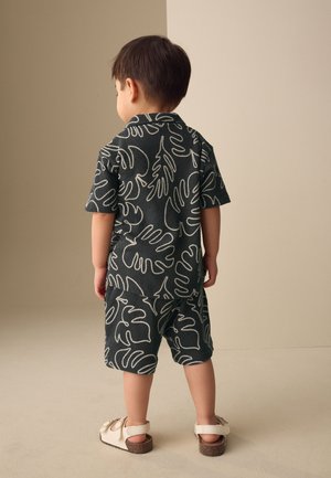 Next, REGULAR FIT - SHORT SLEEVE SHIRT AND SHORTS SET  . - Shorts - black leaf print