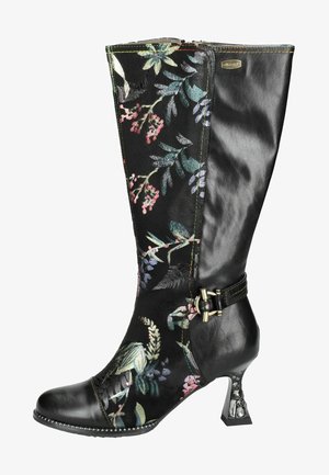 Knöchelhohe schwarze Lederstiefel mit floralem Stickerei, einer spitzen Zehe und einer dekorativen Schnalle. Die einzigartige Absätze sind mit edelsteinartigen Akzenten versehen.