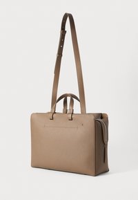 Bolso tote de cuero marrón con correa de hombro ajustable, dos asas, forma rectangular plana, textura suave y un bolsillo con cremallera.