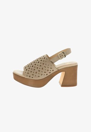 Sandale slingback beige à bout ouvert avec découpes triangulaires, bride à boucle réglable, et talon plateforme en bois massif.