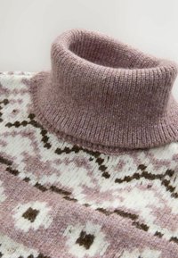 Strickpullover mit einem hohen, gerippten Kragen in hellem Lavendel, verziert mit einem geometrischen Muster in Rosa, Braun und Weiß über dem Körper.