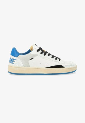 Sneaker in pelle bianca con dettagli blu, lacci neri e un tallone strutturato. Presenta un logo sottile e una suola intermedia nera a contrasto.