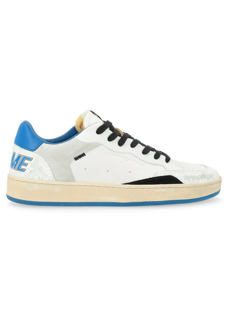 Sneaker in pelle bianca con dettagli blu, lacci neri e un tallone strutturato. Presenta un logo sottile e una suola intermedia nera a contrasto.