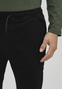 11 Project PRGAETANO REGULAR FIT - Hlače - black