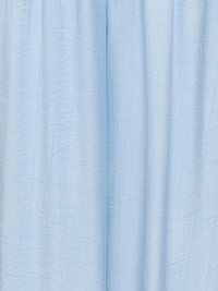 Rideau en tissu bleu clair avec des plis verticaux et une surface douce et texturée.