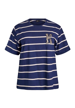T-shirt bleu marine à manches courtes avec des rayures blanches horizontales et une lettre K imprimée léopard sur la poitrine gauche.