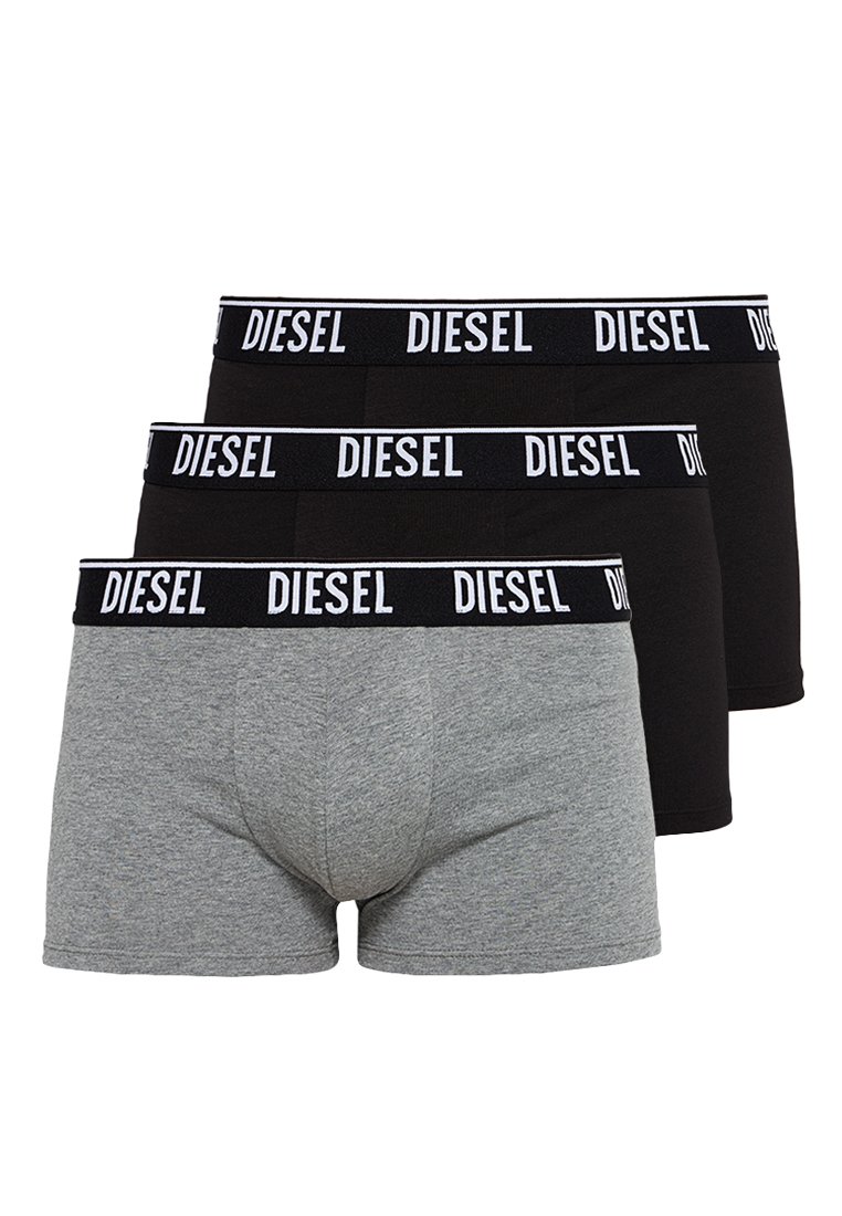 Trois paires de boxer pour hommes : une grise, deux noires. Chacune possède une ceinture contrastante blanche avec la marque "DIESEL". Matériel en coton doux.