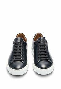 Baskets en cuir bleu marine avec semelles en caoutchouc blanc, dotées d'un design à lacets, logo embossé et finition lisse. Bout arrondi avec surpiqûres renforcées.